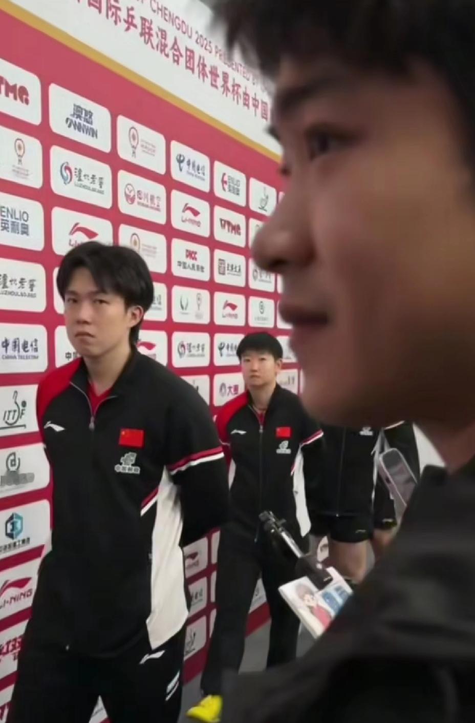 成都混团赛后采访遇到熟人局，草莓熊这待遇也没谁了，上来就挨了他头哥一脚。