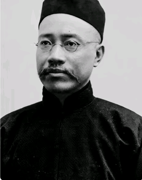 严复先生说：“物质的贫穷，能摧毁你一生的尊严，精神的贫穷，能耗尽你几世的轮回