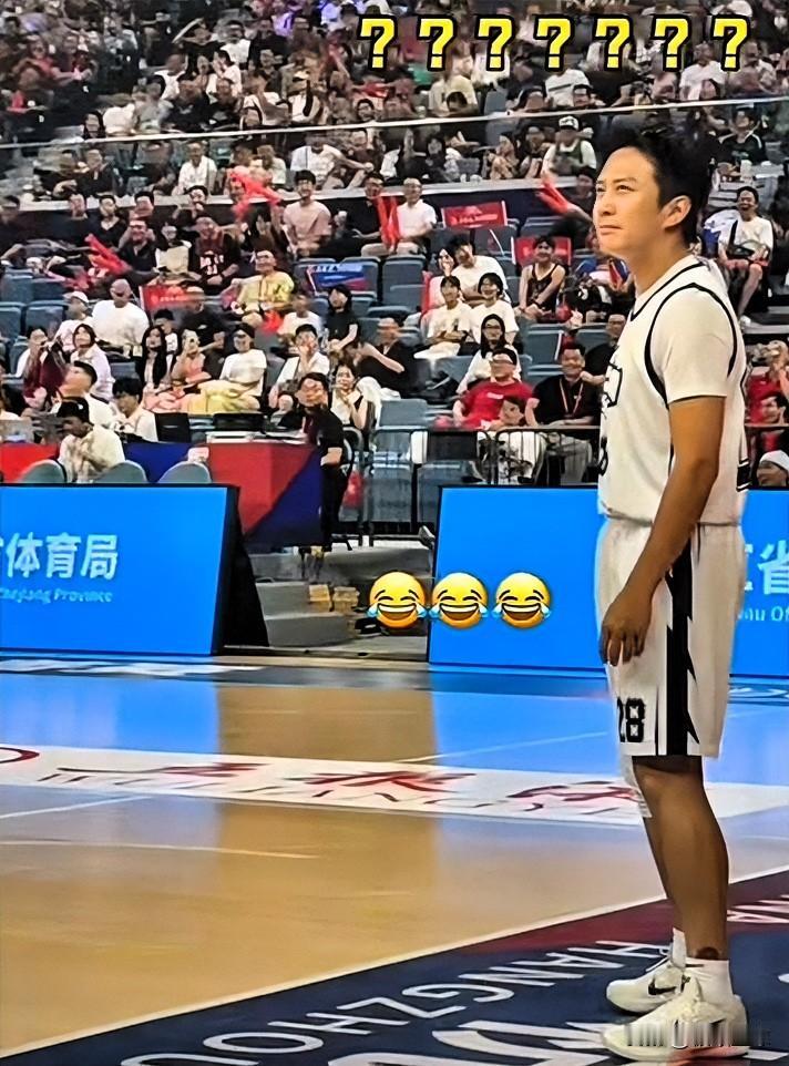 邓超太会整活了！2025年姚基金慈善赛的第一节比赛中，邓超运球加速突破上篮，