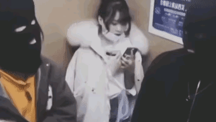 姑娘，严肃点，我们准备打劫呢，你这么笑，感觉不到一点儿成就感！