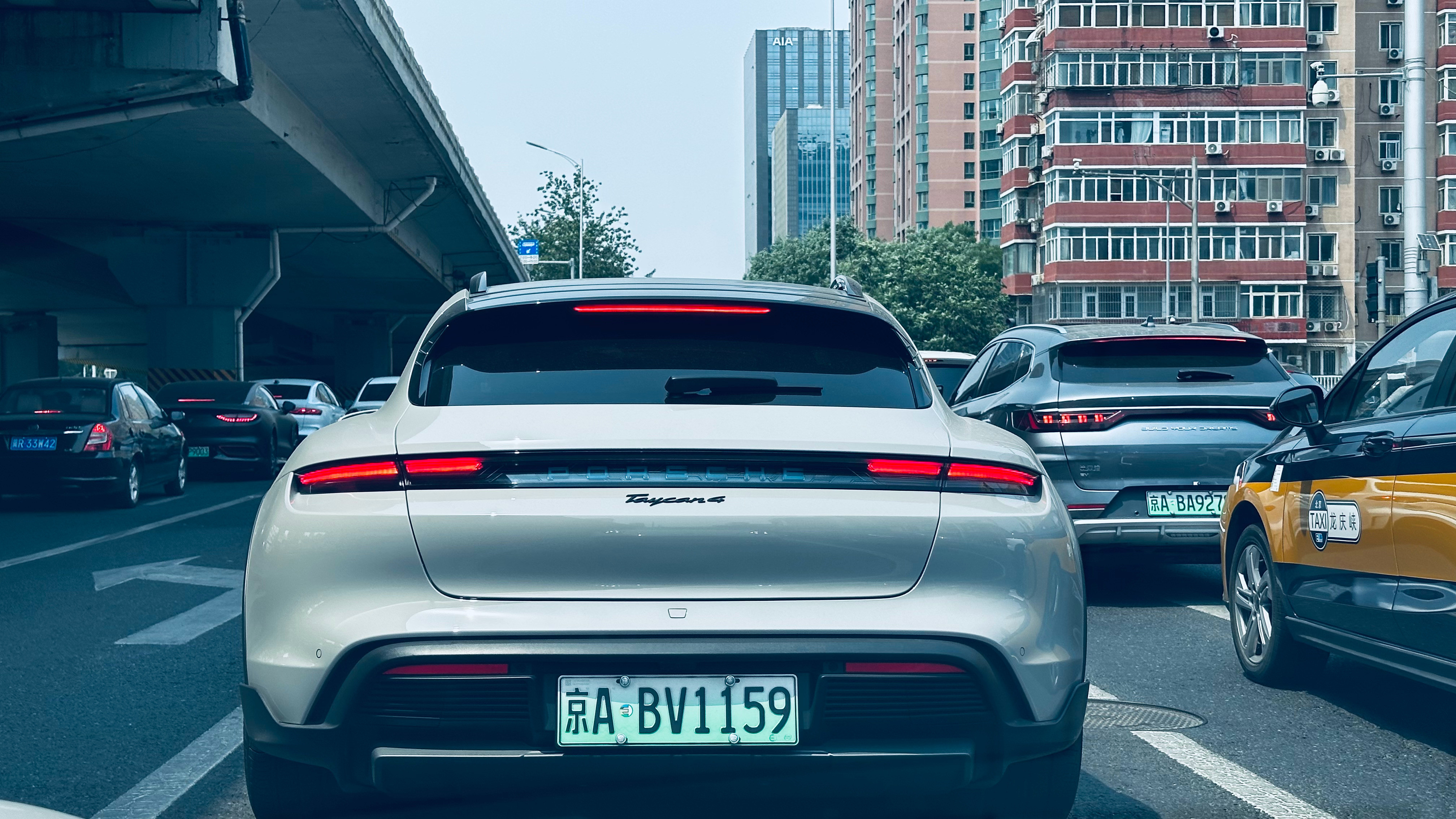 最美旅行车TaycanCrossTourismo继承了家族传统，丰满的大屁股
