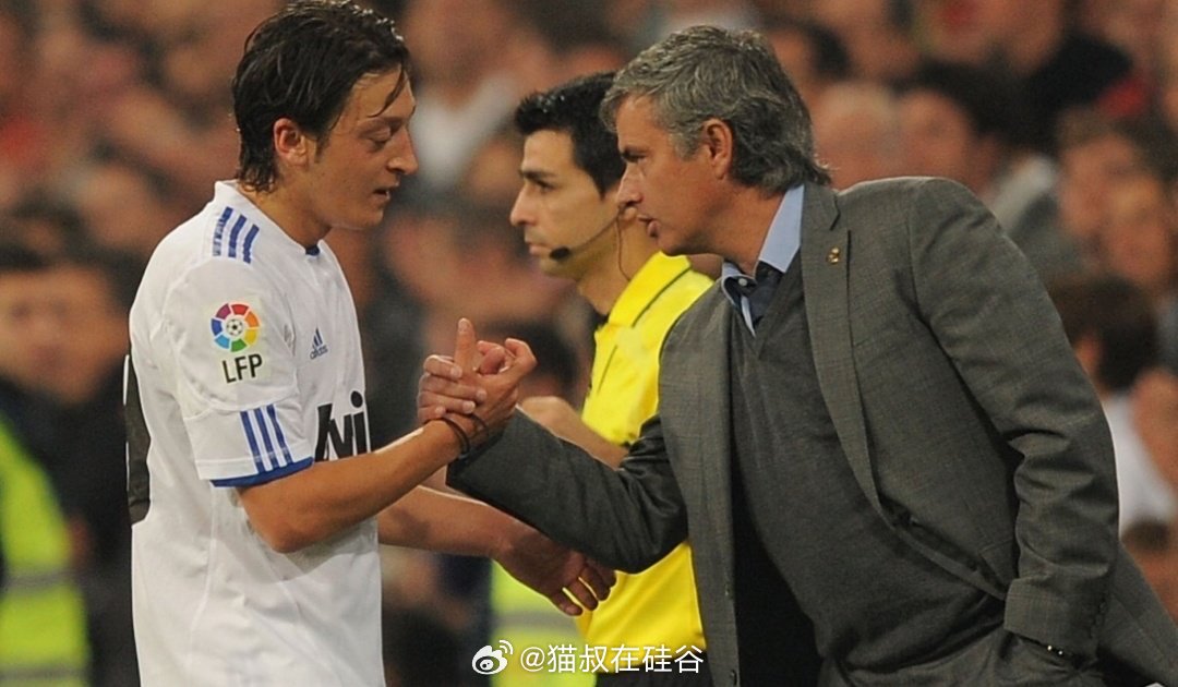 前皇马中场厄齐尔谈穆里尼奥：有场比赛之后，他非常生气地对我说：“你以为传出两脚漂