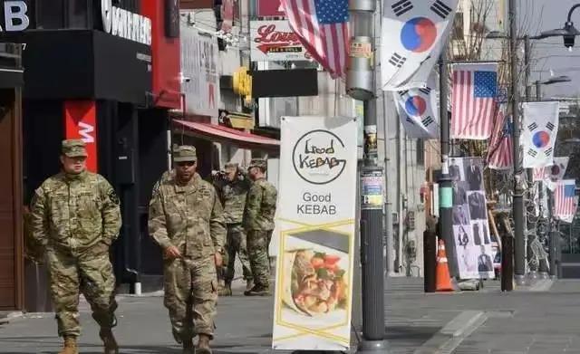 两个韩国大兵正在韩国的街头逛街他们看到心仪的韩国姑娘就会上去搭讪的，约会的成功