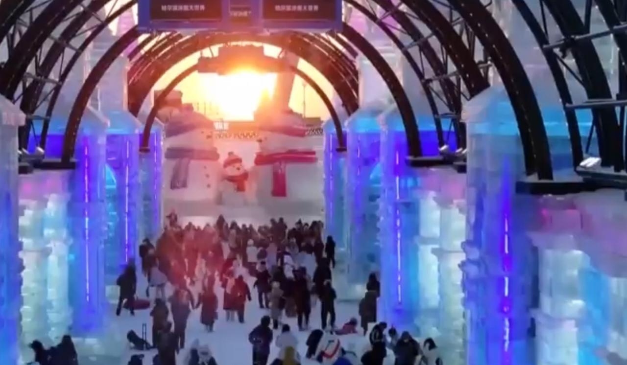中国入境游冰雪主题热潮持续升温，成为开年旅游市场的亮眼看点。哈尔滨绚丽的冰雪城堡