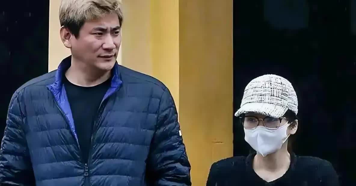杨兰兰旁边这位男士，还真的很像“账房先生”。今天在网上看了一下这两天很火的澳洲撞