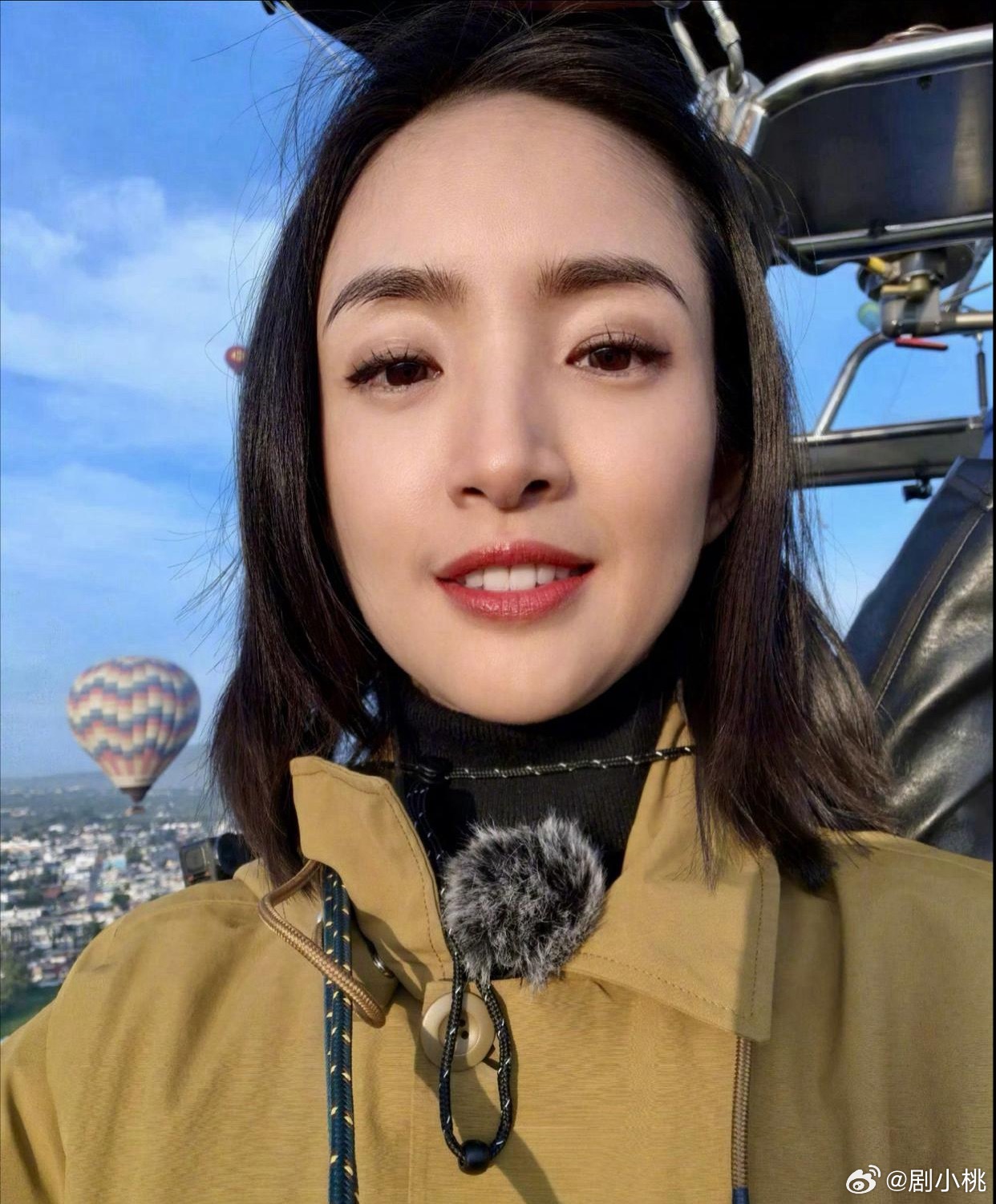 1.林依晨买东西不执着于讲价，她觉得讲价浪费时间，省下的时间比金钱更宝贵。2.李