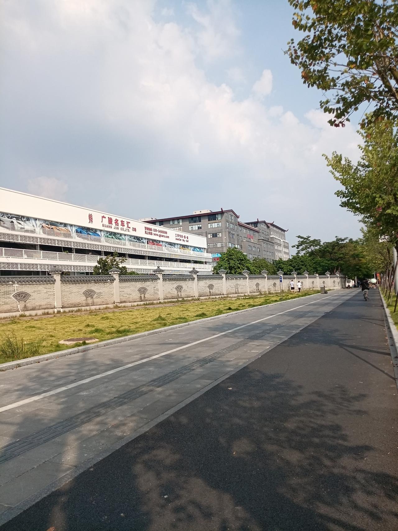 广州海珠区新滘中路大塘地铁站路段非机动车车道和人行道这段时间终于贯通了。大