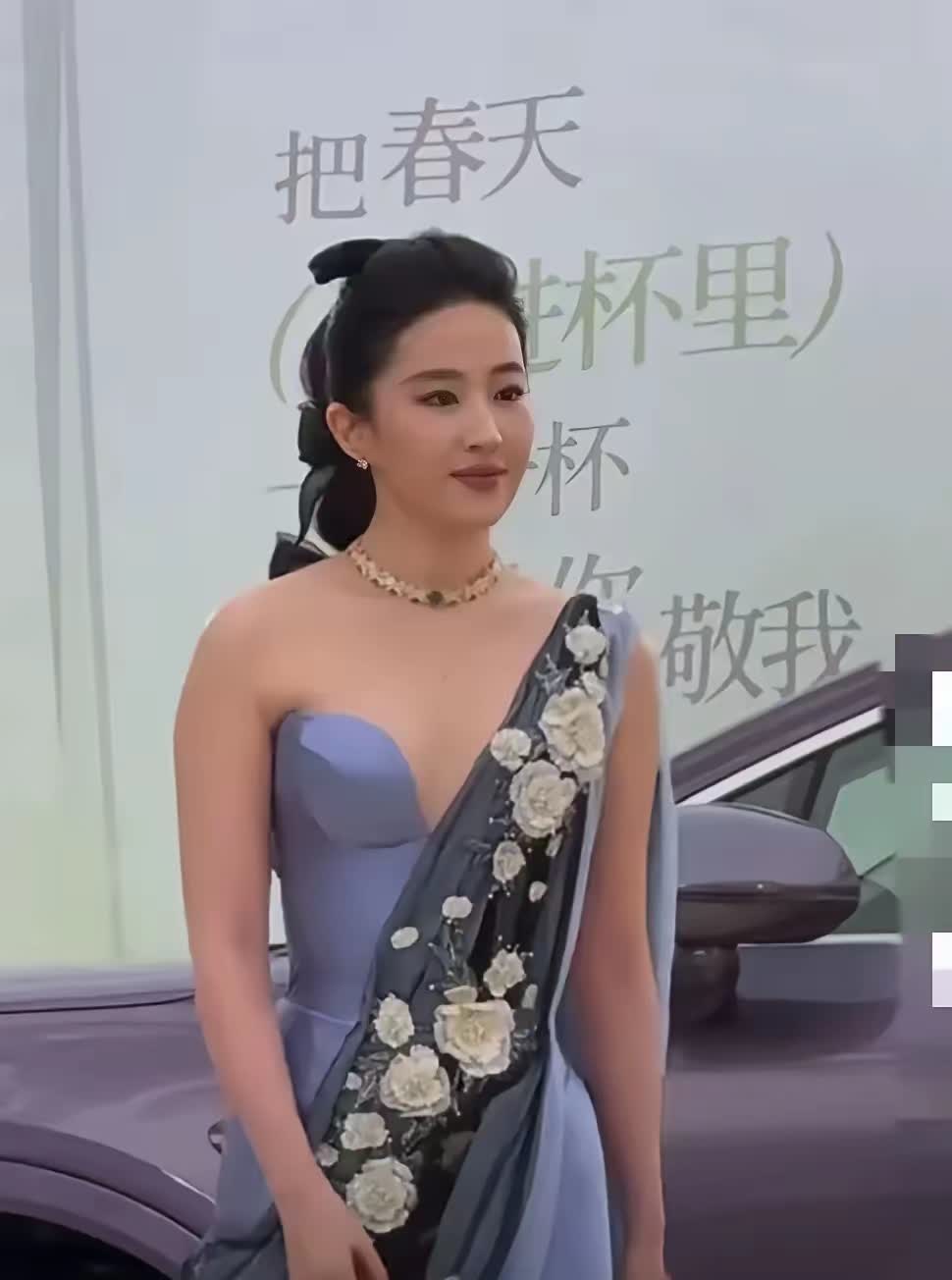天仙同款翻车？刘亦菲穿廉价感裙子引网友质疑穿搭效果