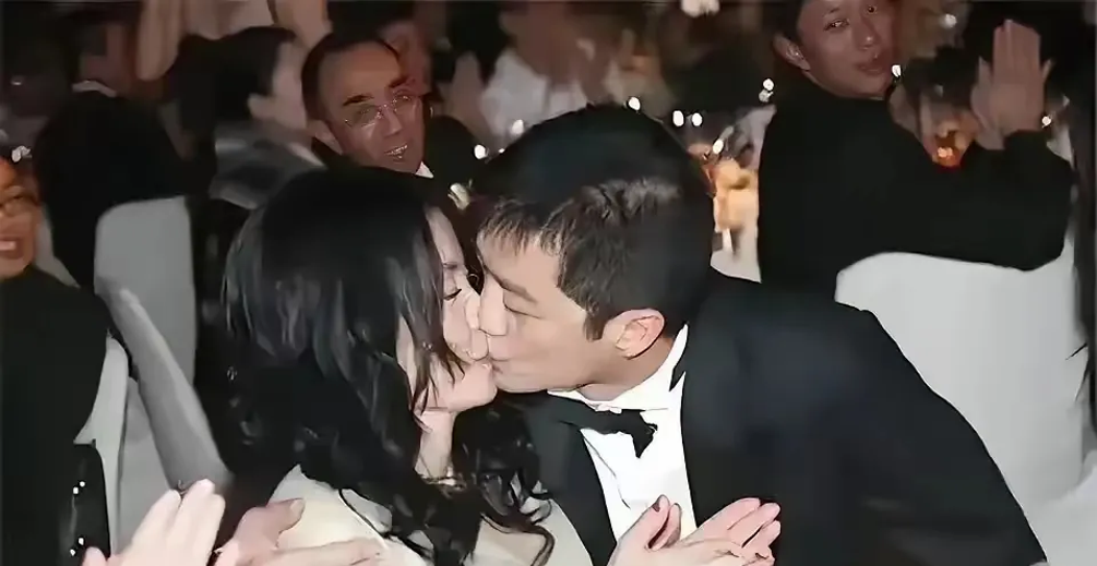 照片里的李亚鹏，左手搂着王菲，霸气得像个刚从片场走出来的大侠。那一吻，力道之猛，