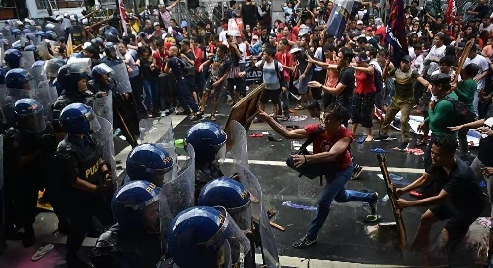 菲律宾独立日闹大了！反美示威冲垮路障，高喊“美国兵滚出去”，小马科斯焦头烂额