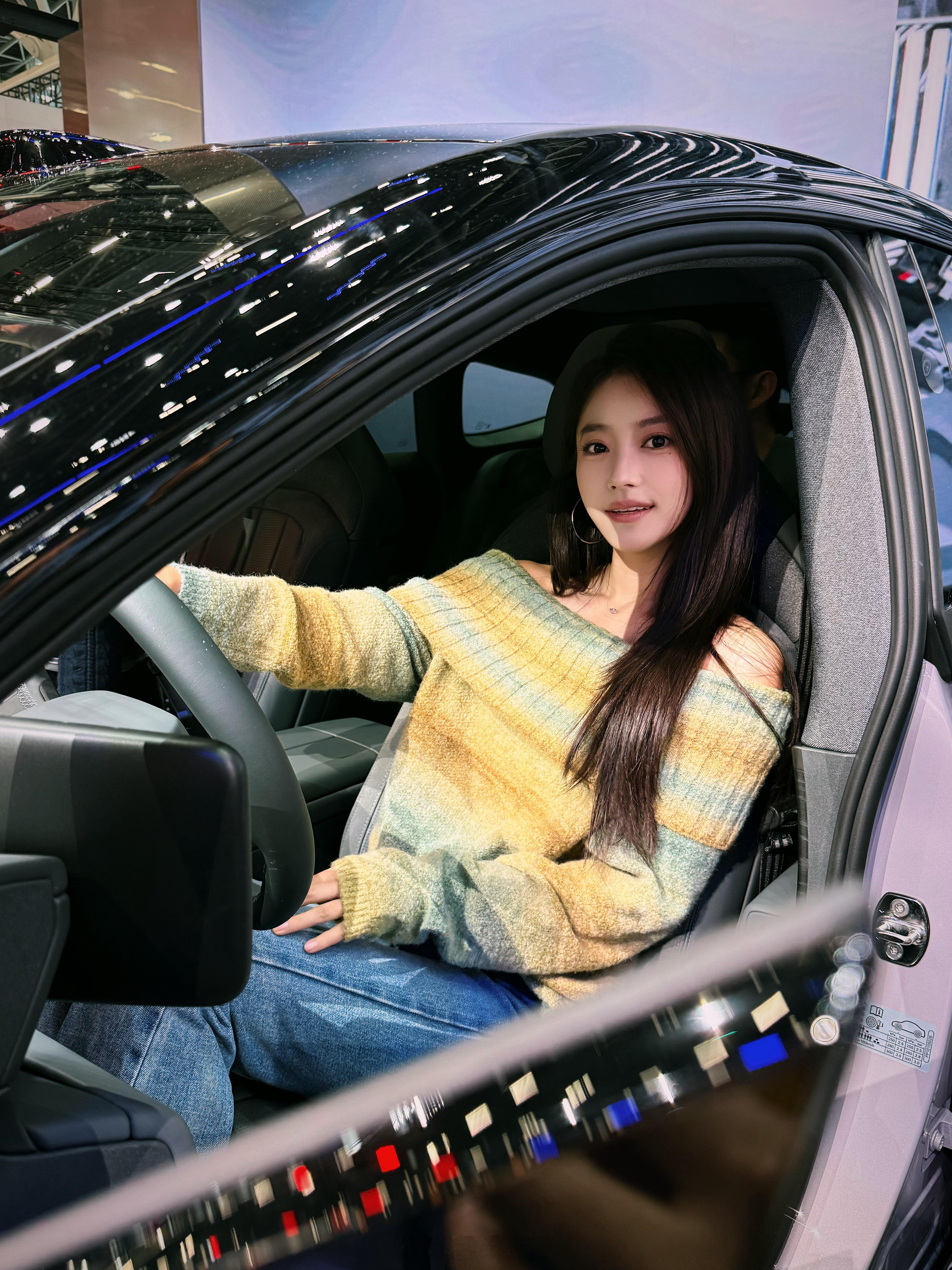 今天特地去看了AUDIE5Sportback，实车真的太科幻了，特前卫，这车