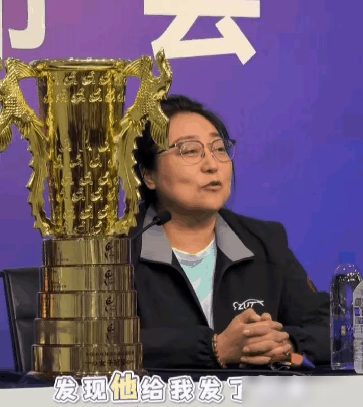 发现了吗？莎莎真的是一个顶好顶好的人！原来在香港的时候，莎莎就跟深大教练进行了深