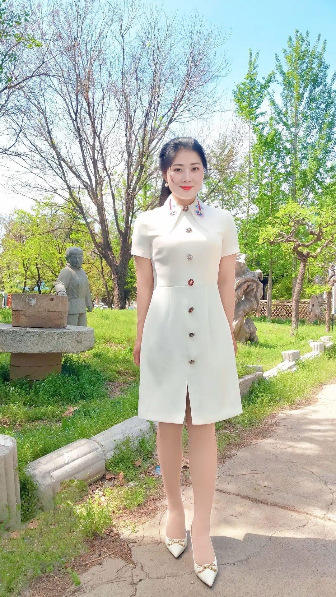 人生就像一条河，有时平静如镜，有时波涛汹涌，但最终都会流向远方。