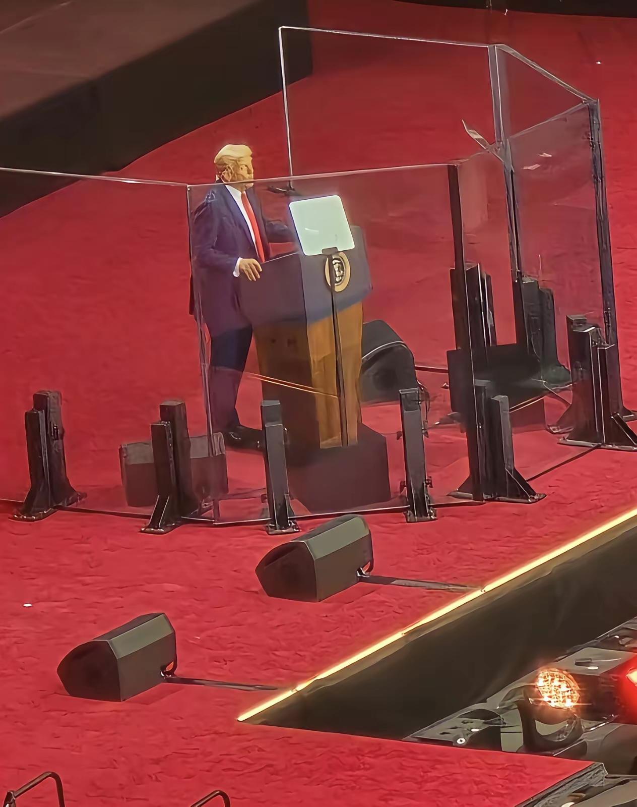 还得是美国先进啊！人家特朗普总统都用上五折叠了，比华为的三折叠还要拉风！ 用