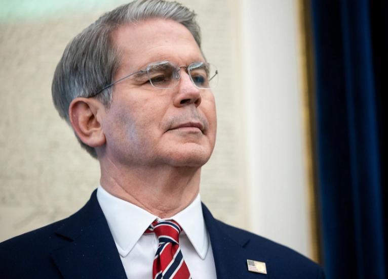 当美国财长亲眼目睹中国将持有的7800亿美元美债，通过第三方完成人民币结算时，整