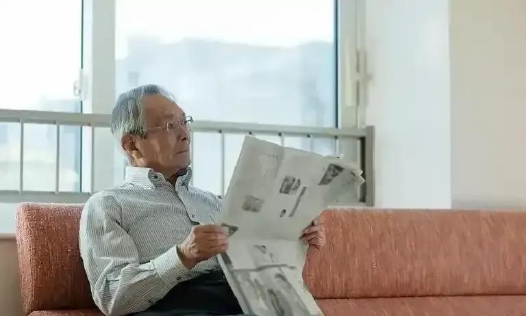 杭州街头报刊亭几乎绝迹，退休老哥发帖说除了坐飞机拿到一份《环球日报》，一年多再没