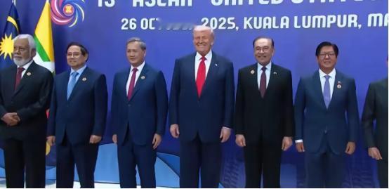 东盟峰会为什么要让美国参加?10个成员国明明是东南亚国家联盟,而美国一来就站C位