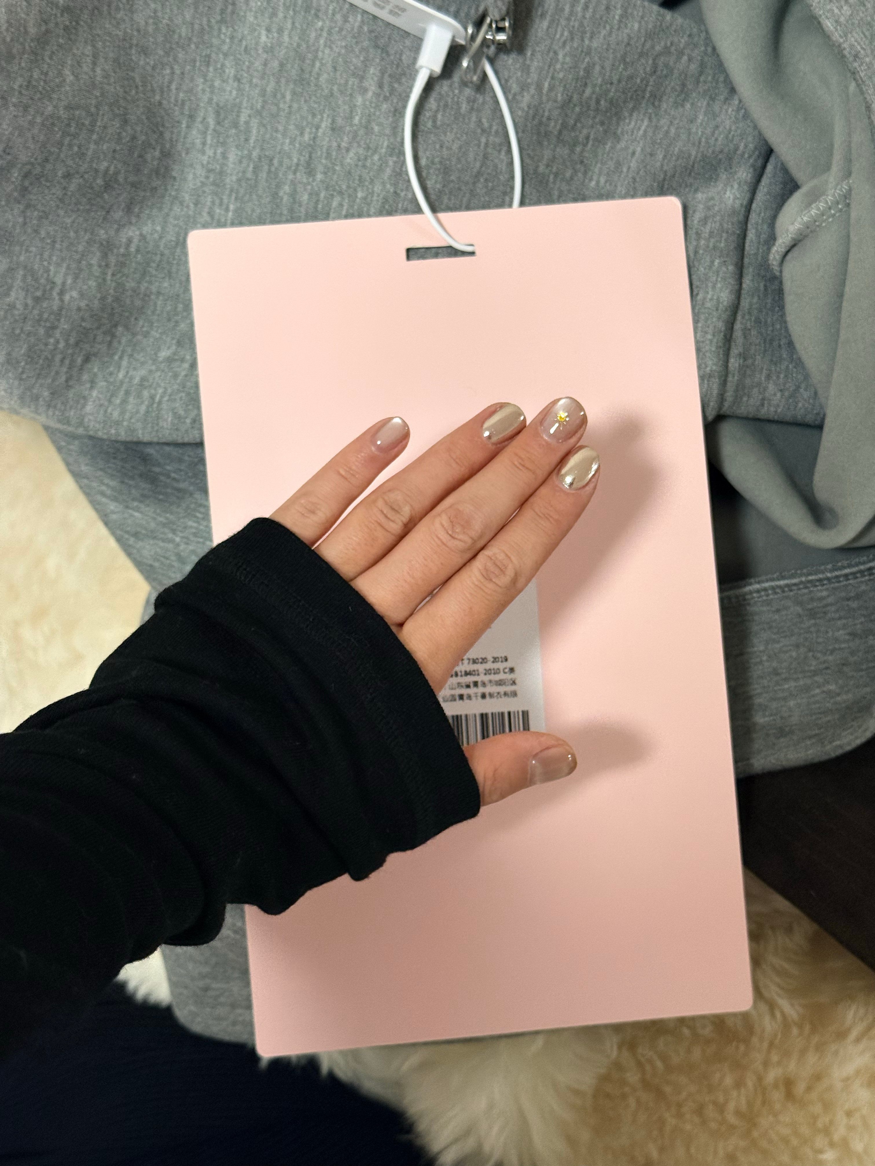 女装巨型吊牌也被我遇上了真是吊牌比脸还大，试穿衣服有种古代挂牌当街示众游行的感觉