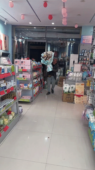 这大爷是认真的吗？这可把小姐姐给整的太不好意思了[笑着哭]社会奇葩事