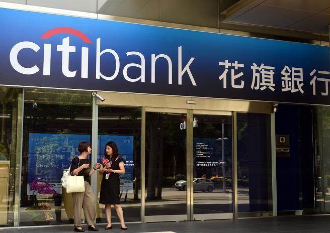 朋友俩口子，名校毕业的硕士，上海花旗银行的中层管理双双被裁。拿到了巨额的赔偿款，