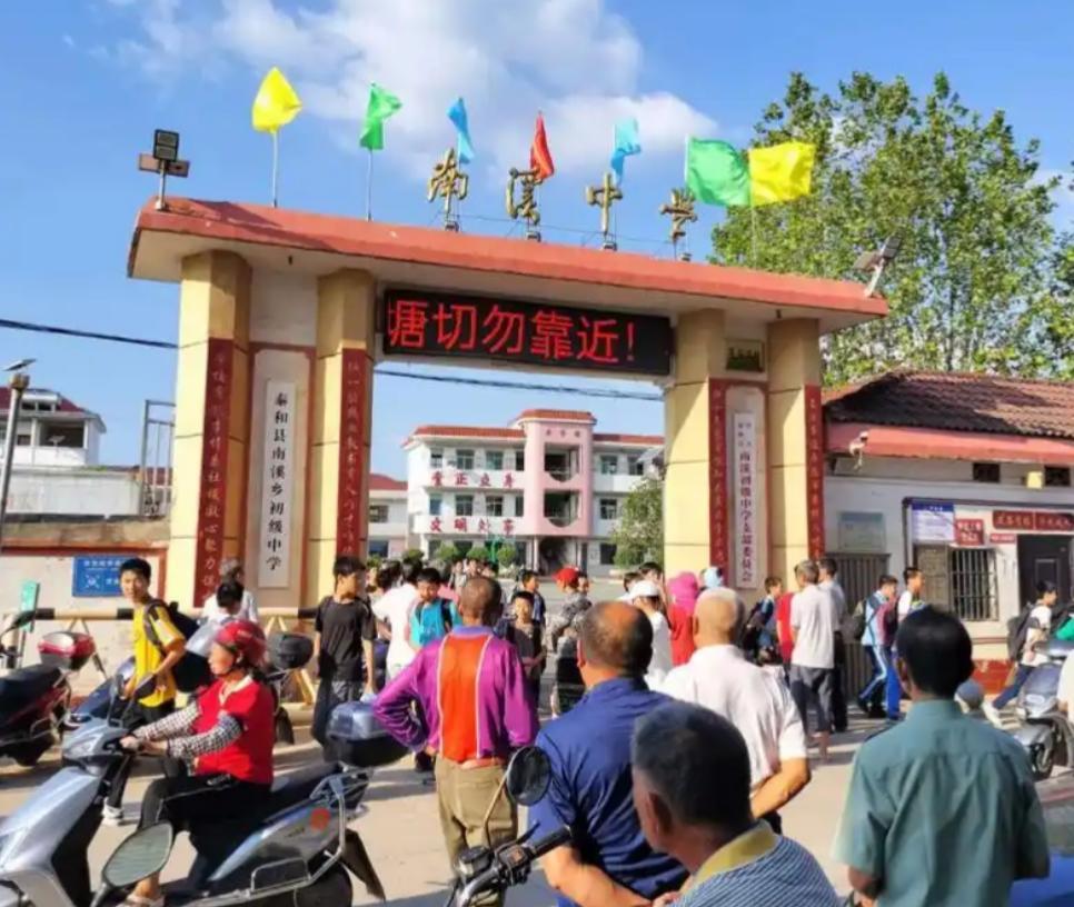 为什么现在连初中生都要接送？起初以为只是车多、路远、人贩子吓怕了。后来才明白，这