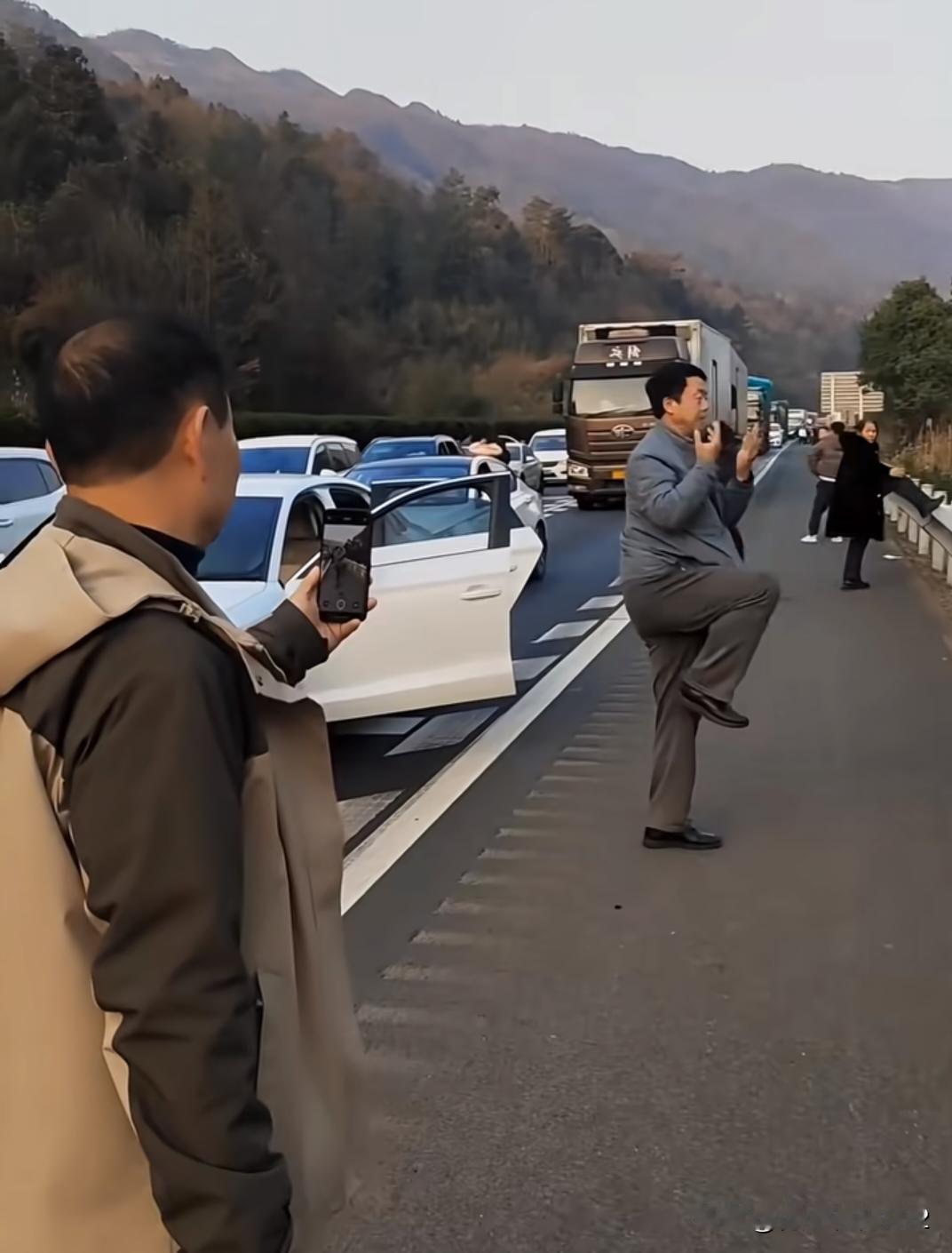 卧槽，高速路上堵车的时候我老公说这里是高速，不给下车，我们一家人屁股都坐痛了