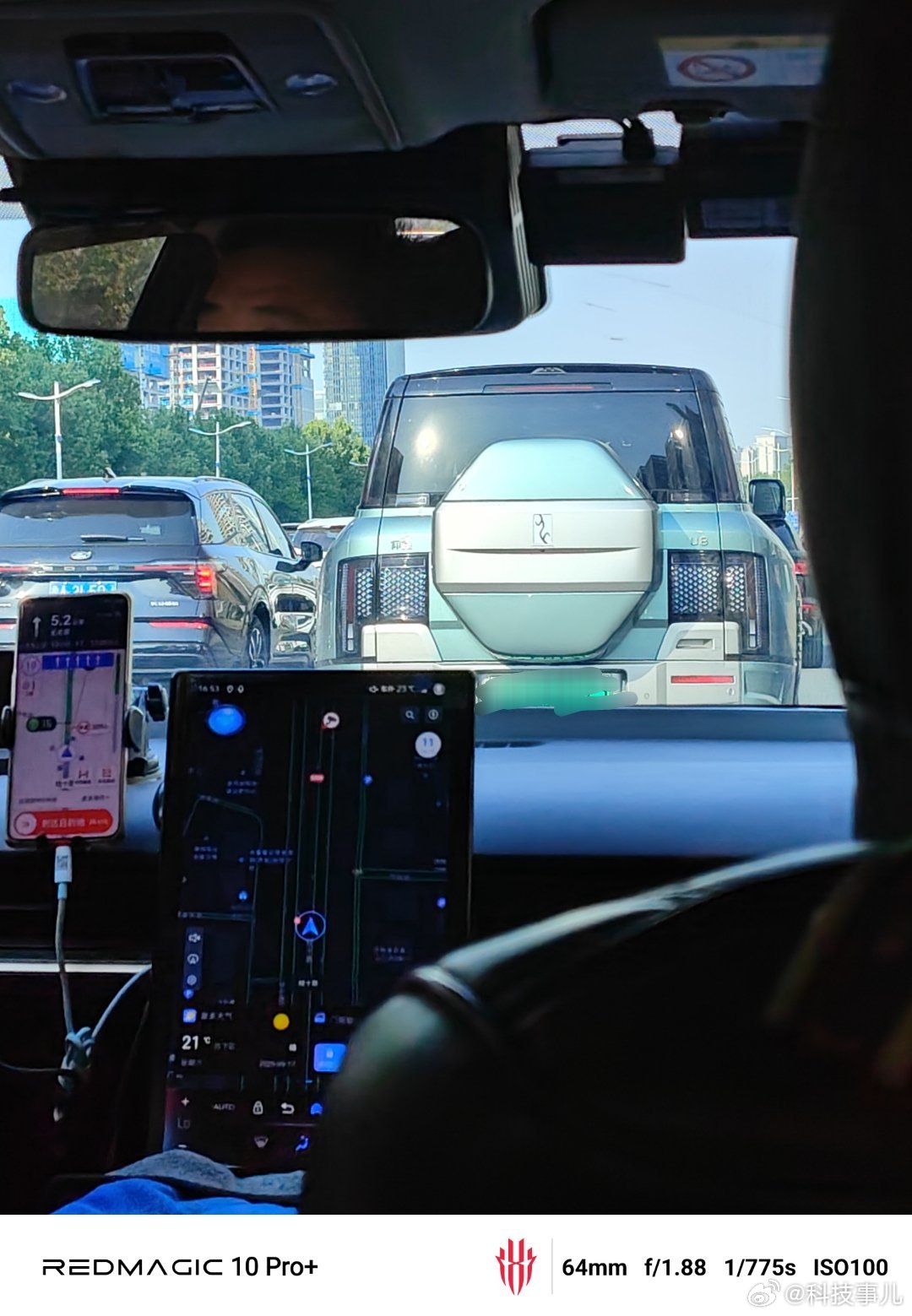 看到一辆熟悉的车，司机看了果断变道走了[捂脸哭]​​​
