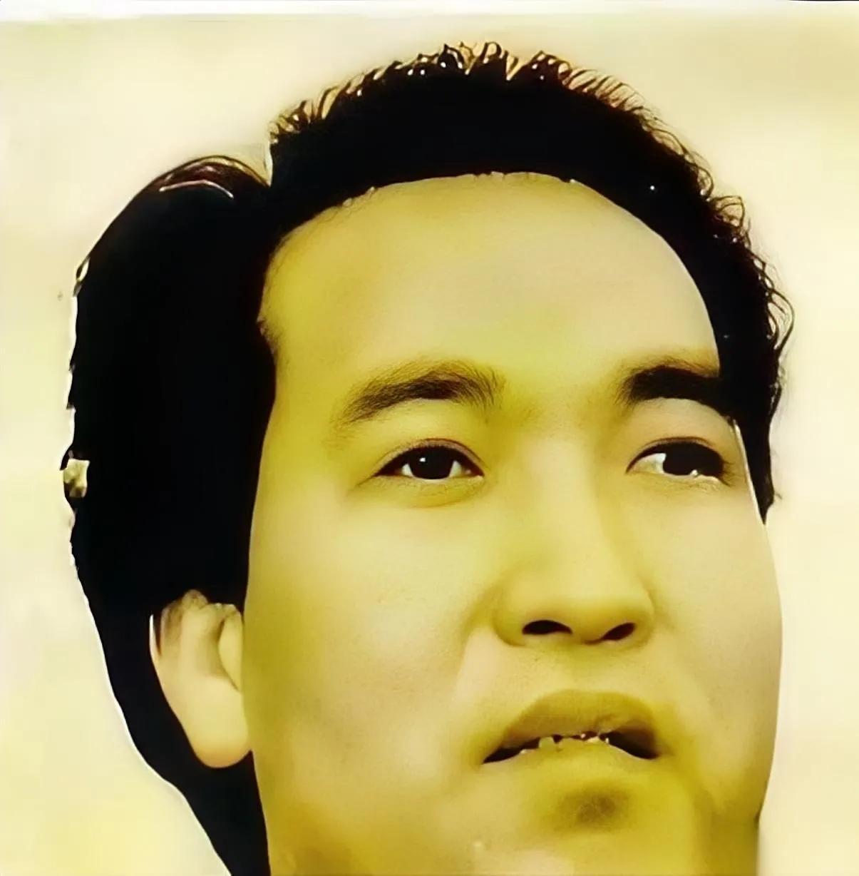 他是伦敦街头的华人乞丐，每日在垃圾桶中翻找物品，身上总是散发着一股馊味。老家的人