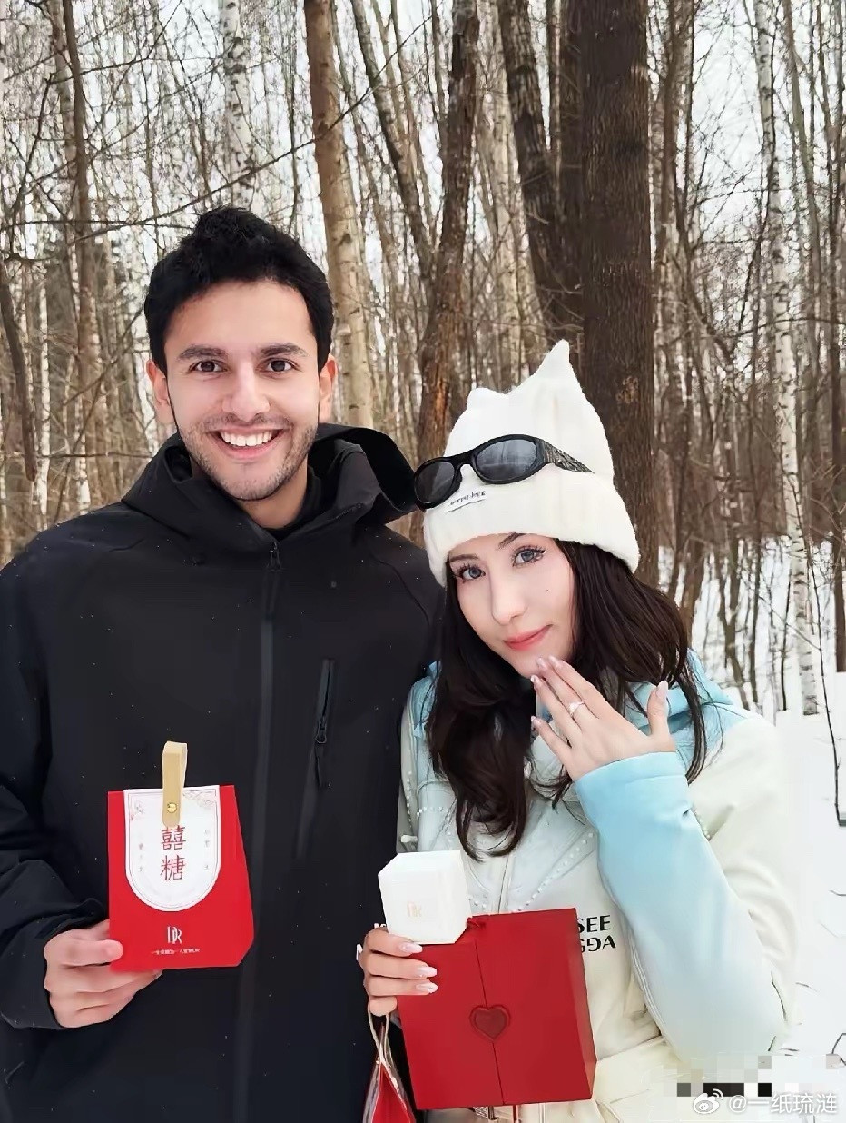 恭喜伊拉克小伙方浩明求婚成功，与新疆女友官宣订婚！女友颜值高、气质好，方浩明正式