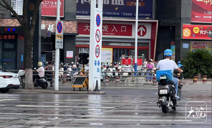【正式立法！#安徽规定小区物业应为快递小哥提供便利#】7月10日，安徽省第十四届