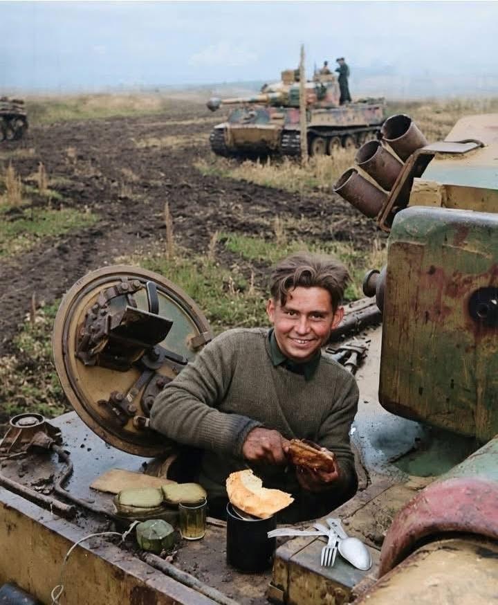 大家甄别得出这是二战德军什么型号坦克不？视频记录的是德军装甲兵给坦克填弹及检修保