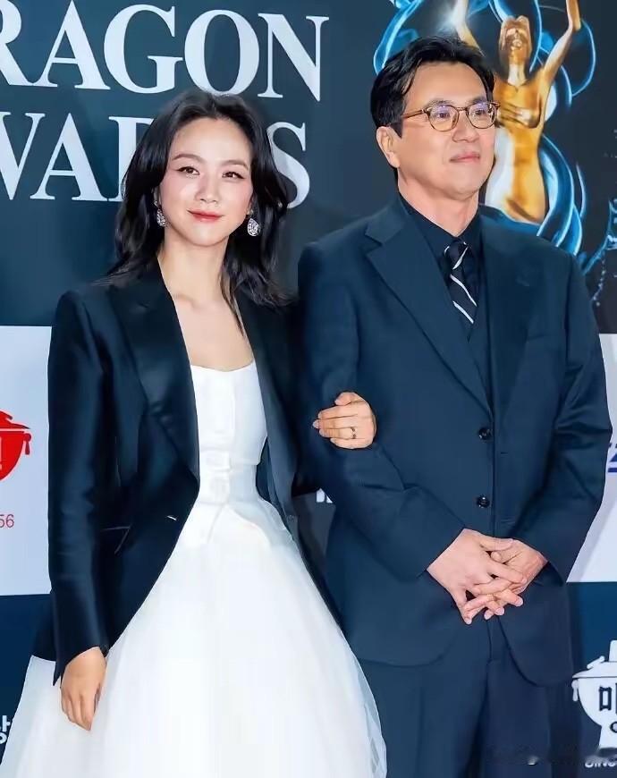 不查不知道一查才知道汤唯老公不仅是韩国人，比她大10岁，而且是二婚，和前