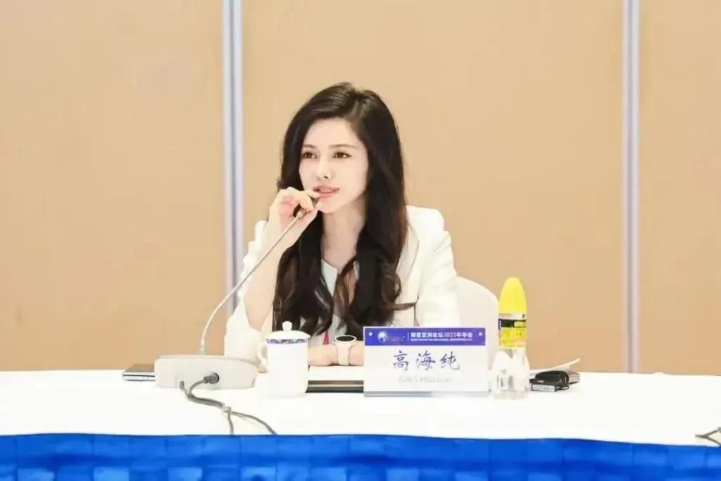 两家上市公司的董事长要结婚了，女方比男方大两岁！新郎、