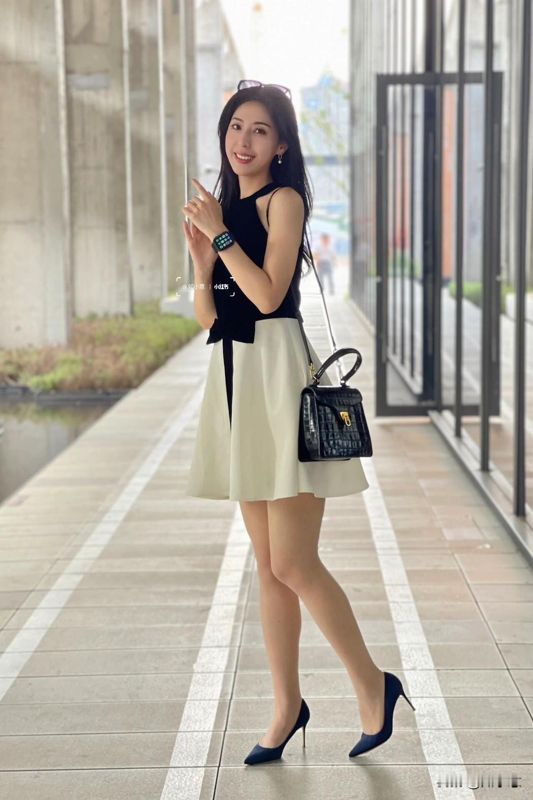 约会要穿漂亮的小裙子~小黑裙百搭好看耶约会穿小裙子更方便哦