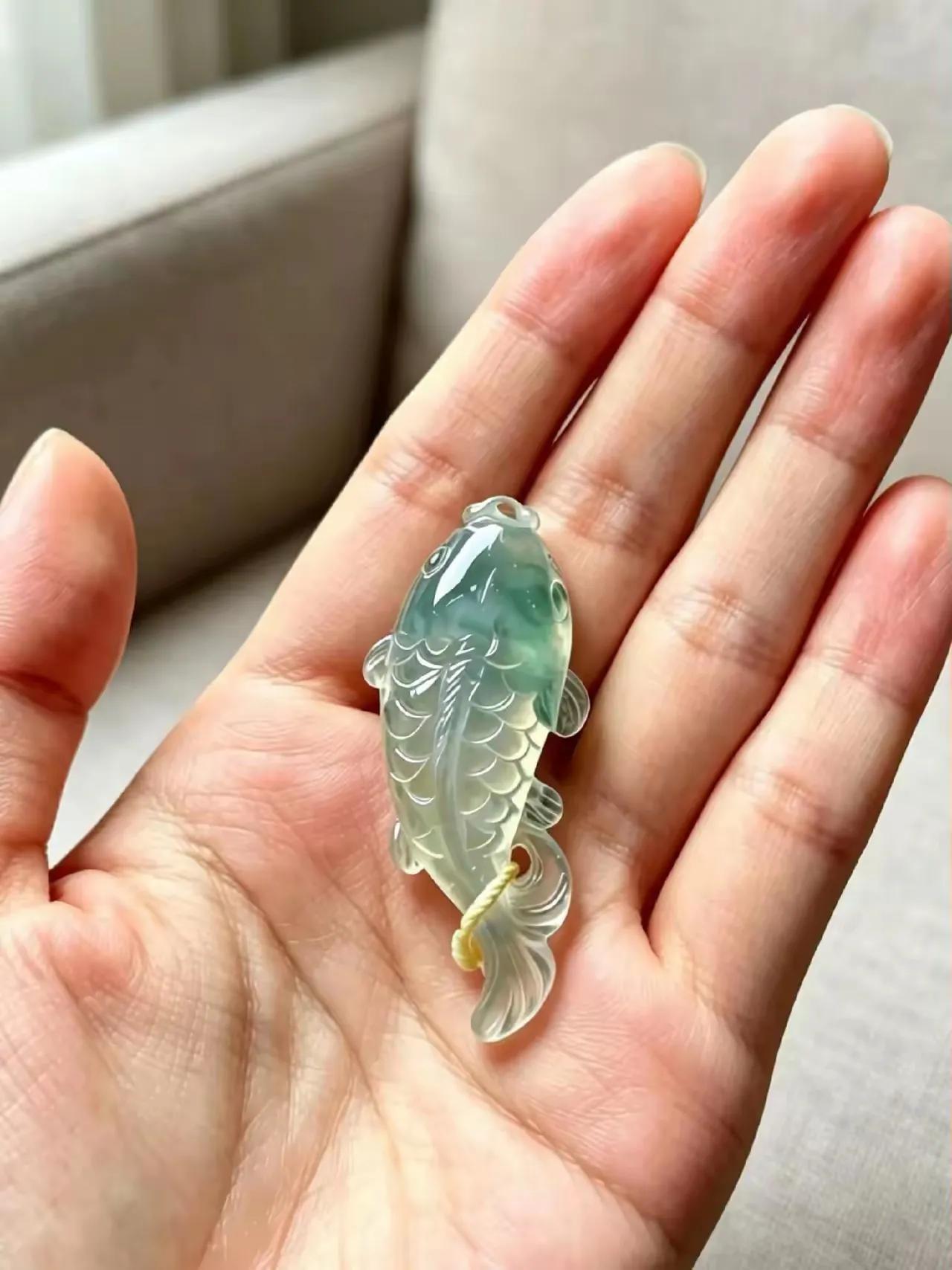 我的一位学生家庭贫困，高中三年作为跟班走的班主任，虽然我尽力辅导他，并在生活中给
