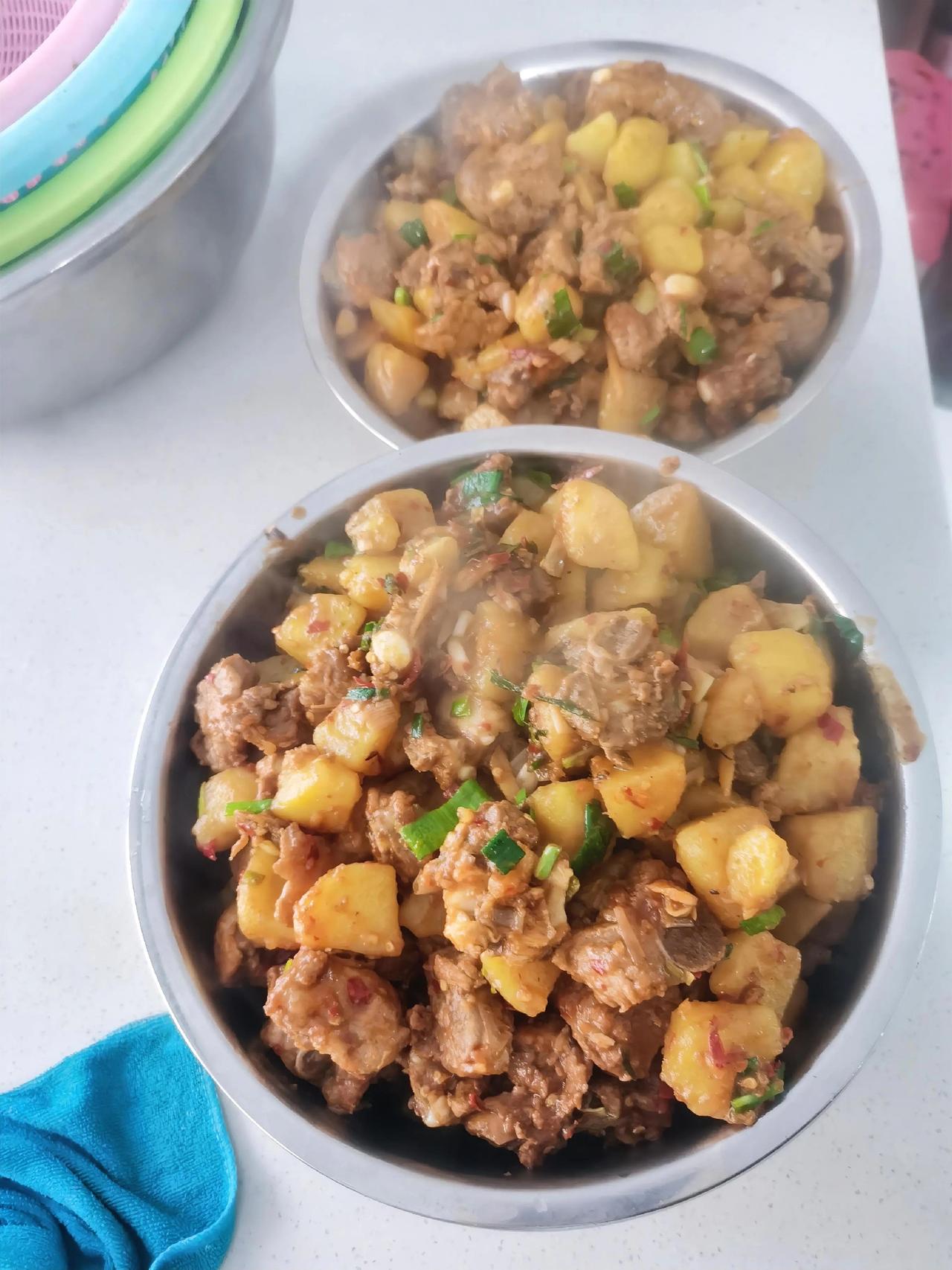 今日食堂菜谱：土豆焖排骨素炒莴笋萝卜骨头汤。这就是我太善良的代价，被人