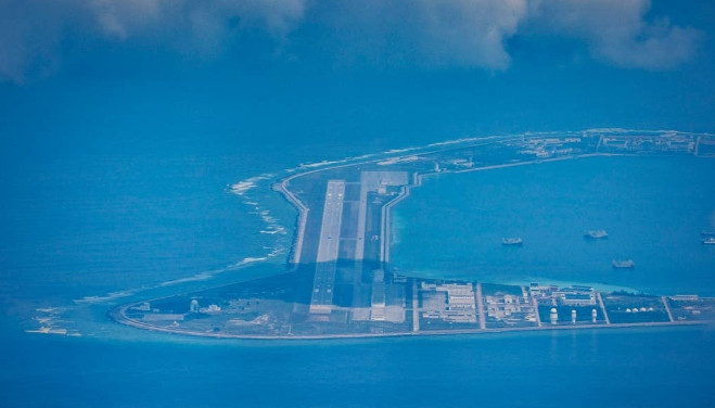 菲飞机偷拍渚碧岛失败，中方一口气打出三枚曳光弹，菲海警逃窜后直呼侥幸！近期，趁着