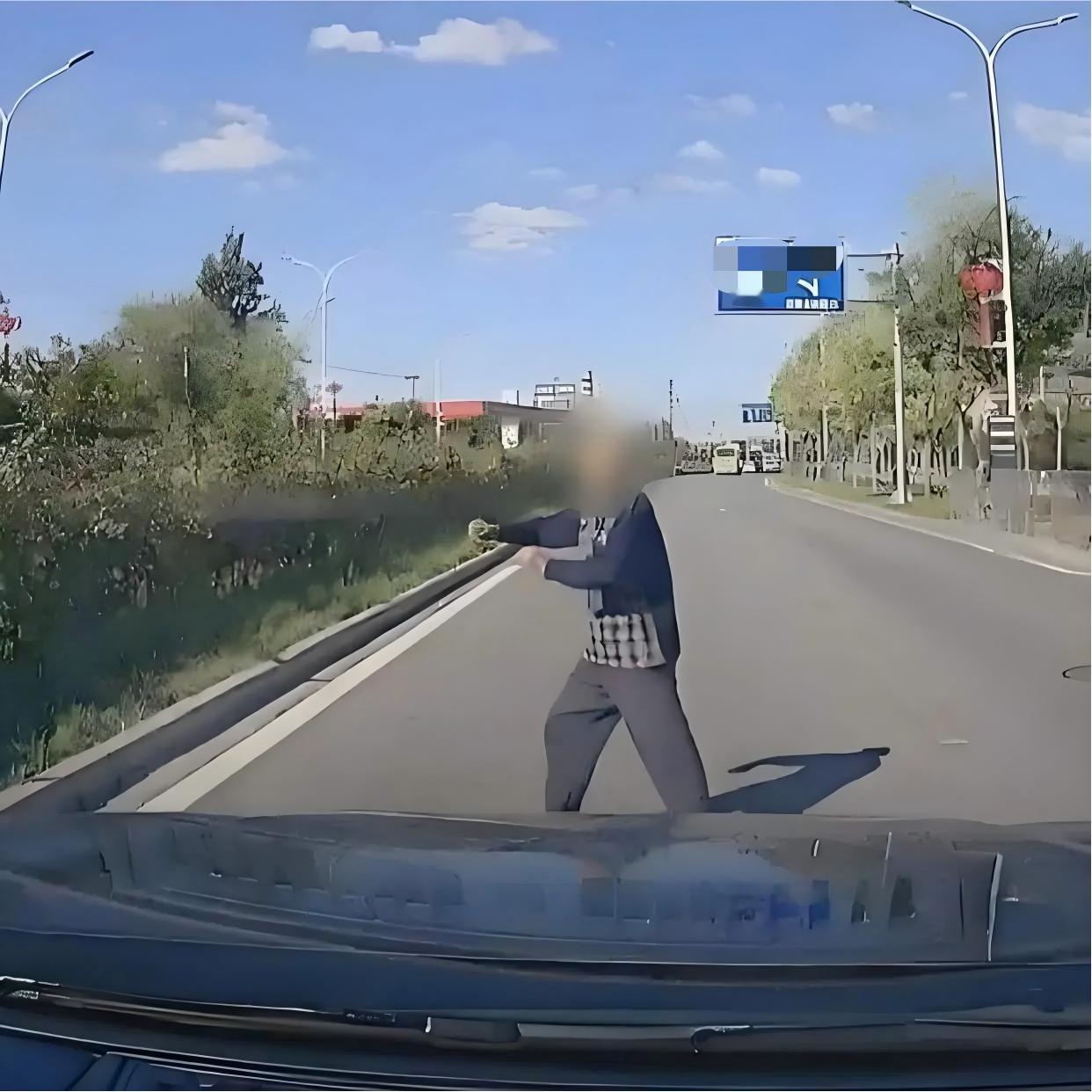 上海奉贤，一智力残疾男子横穿马路，与一辆大巴车相撞，致男子当场身亡。事后，男子的