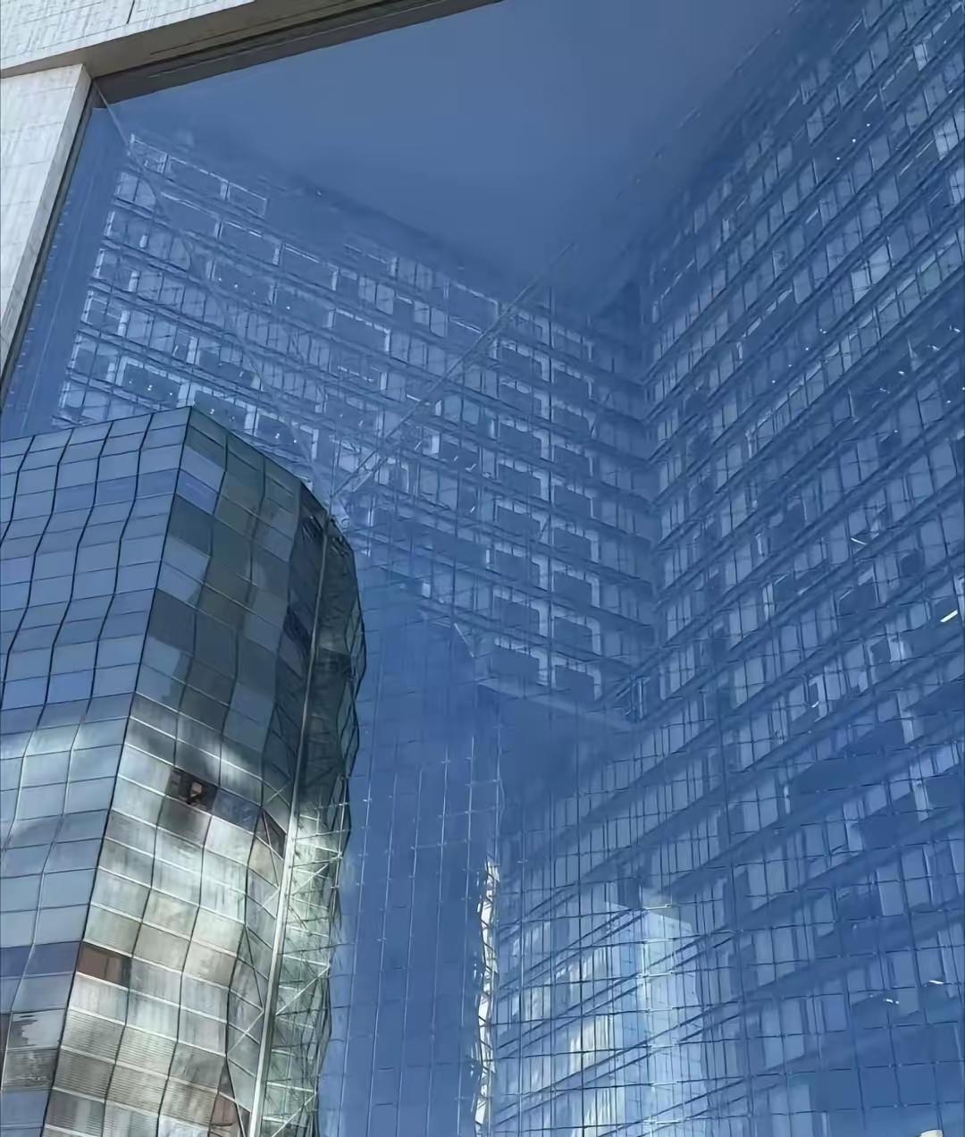 央企保利总部大厦确实雄伟，建筑整体大气上档次，特别是那么多玻璃，让人站在面前，心