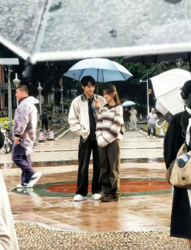 杨超越董思成撑伞同框路透两人氛围感拉满～​​​