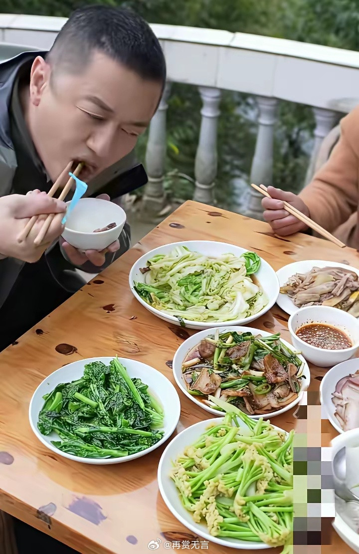 放下明星光环，李亚鹏在宜宾茶农家的饭桌上，将简单食材吃出了满满的满足感。