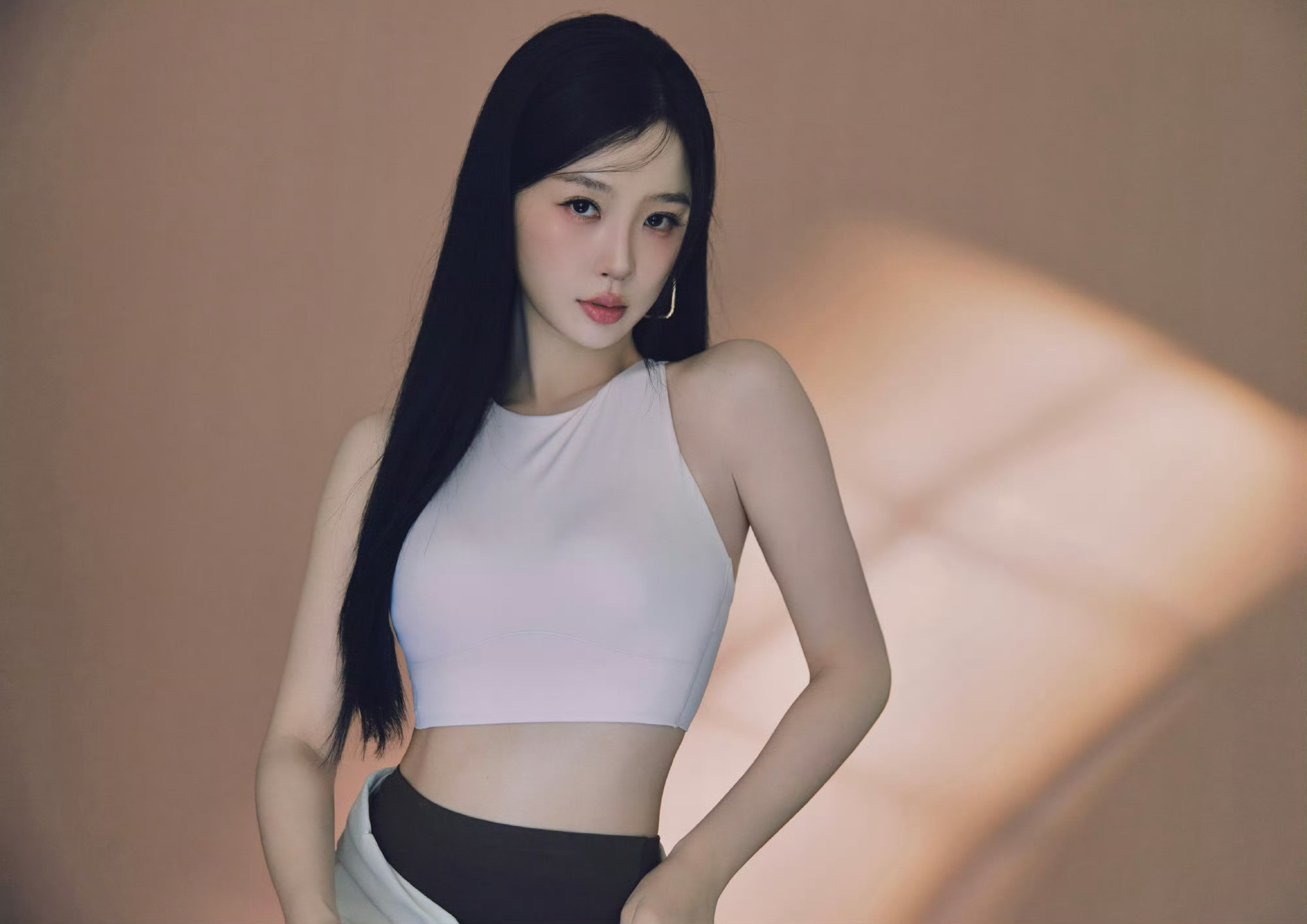 虞书欣寻找生活与运动的节奏虞书欣瑜伽裤造型虞书欣完美驾驭瑜伽裤穿搭，身姿轻盈体态