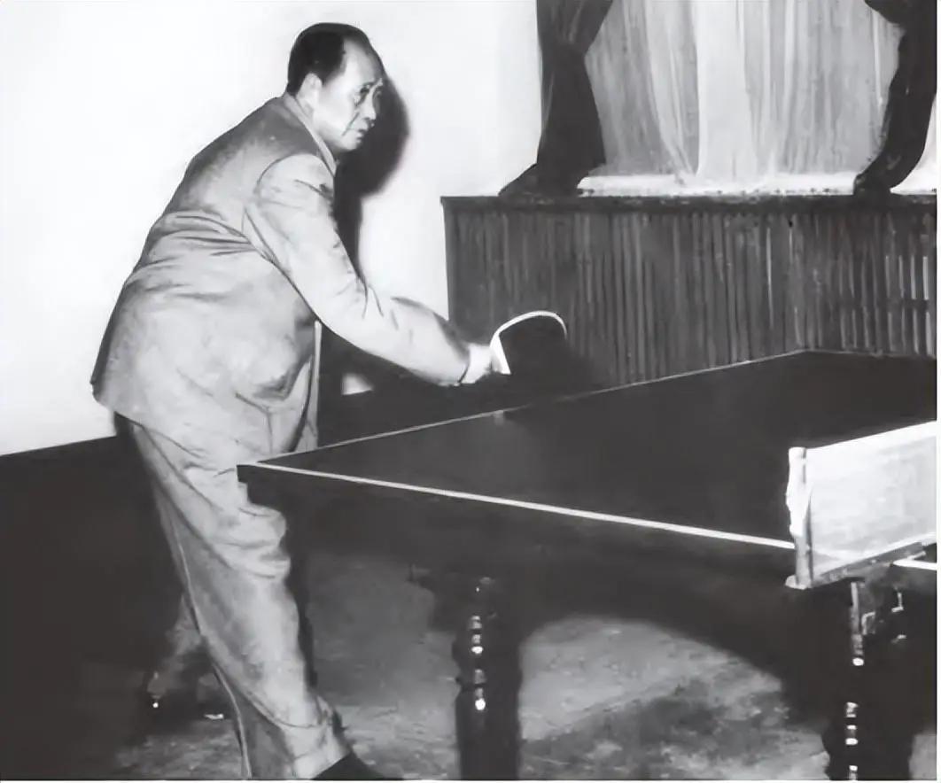 那时，日夜操劳的毛主席有个习惯，每天睡前总要打打乒乓球，缓和一天的紧张的脑力劳动