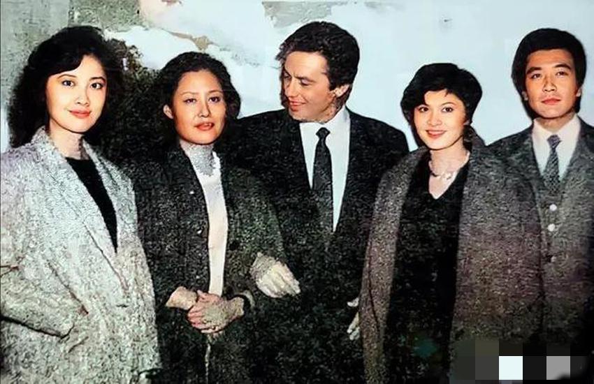 5星同框：我认出了螓首蛾眉、优雅端庄的斯琴高娃与梳着利落短发、明眸皓齿的韩月乔；