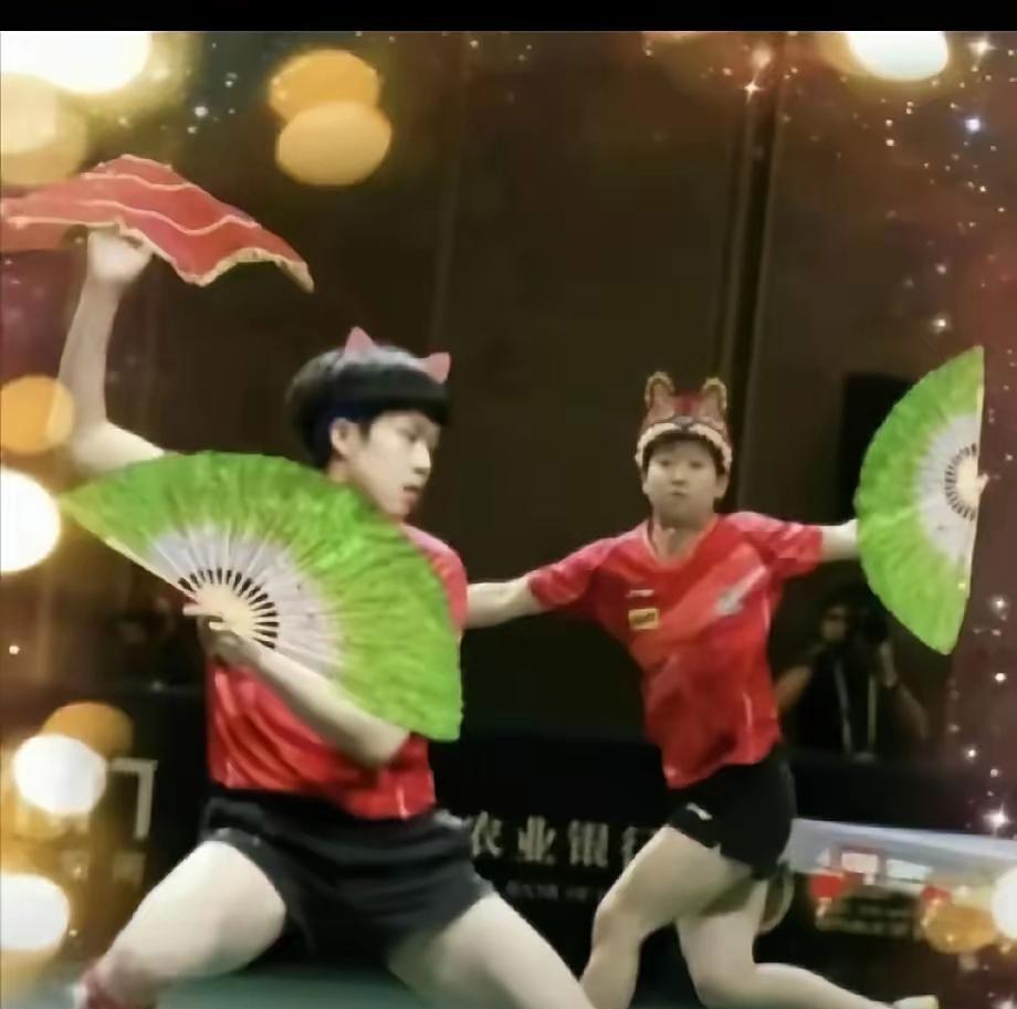 莎莎和大头那张合照我能看一百遍！俩人手一搭眼一笑，那默契劲儿绝了！网友也太会整了
