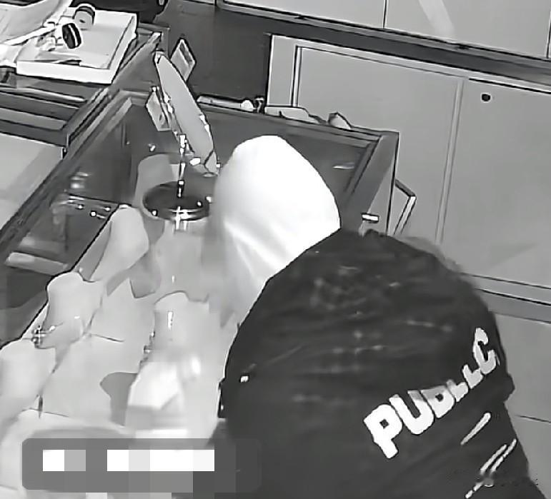 近日，浙江桐乡一蒙面男子凌晨盗窃金店，店里的报警器响起，金店店主查看监控后迅速报