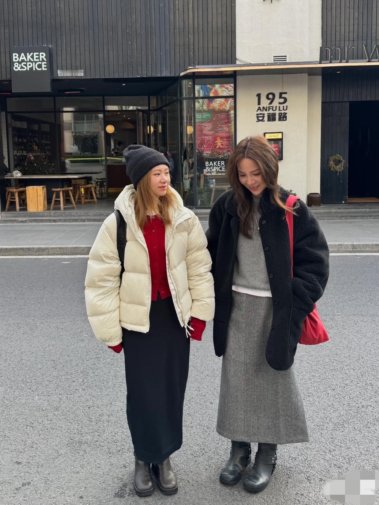 我有一个邻居，每年冬天，三两天换一件羽绒服，各式各样，从不重复。我以为她超级有