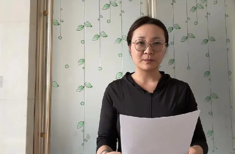 来了，来了，“裤头姐”正式道歉了，而且一个月内不允许删除。看了她的道歉视频，可