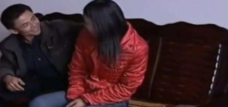 2008年，湖南一女子天生聋哑22年，嫁给一个疼她的丈夫，一日丈夫说：“我出去打会儿牌。”妻子急忙拉