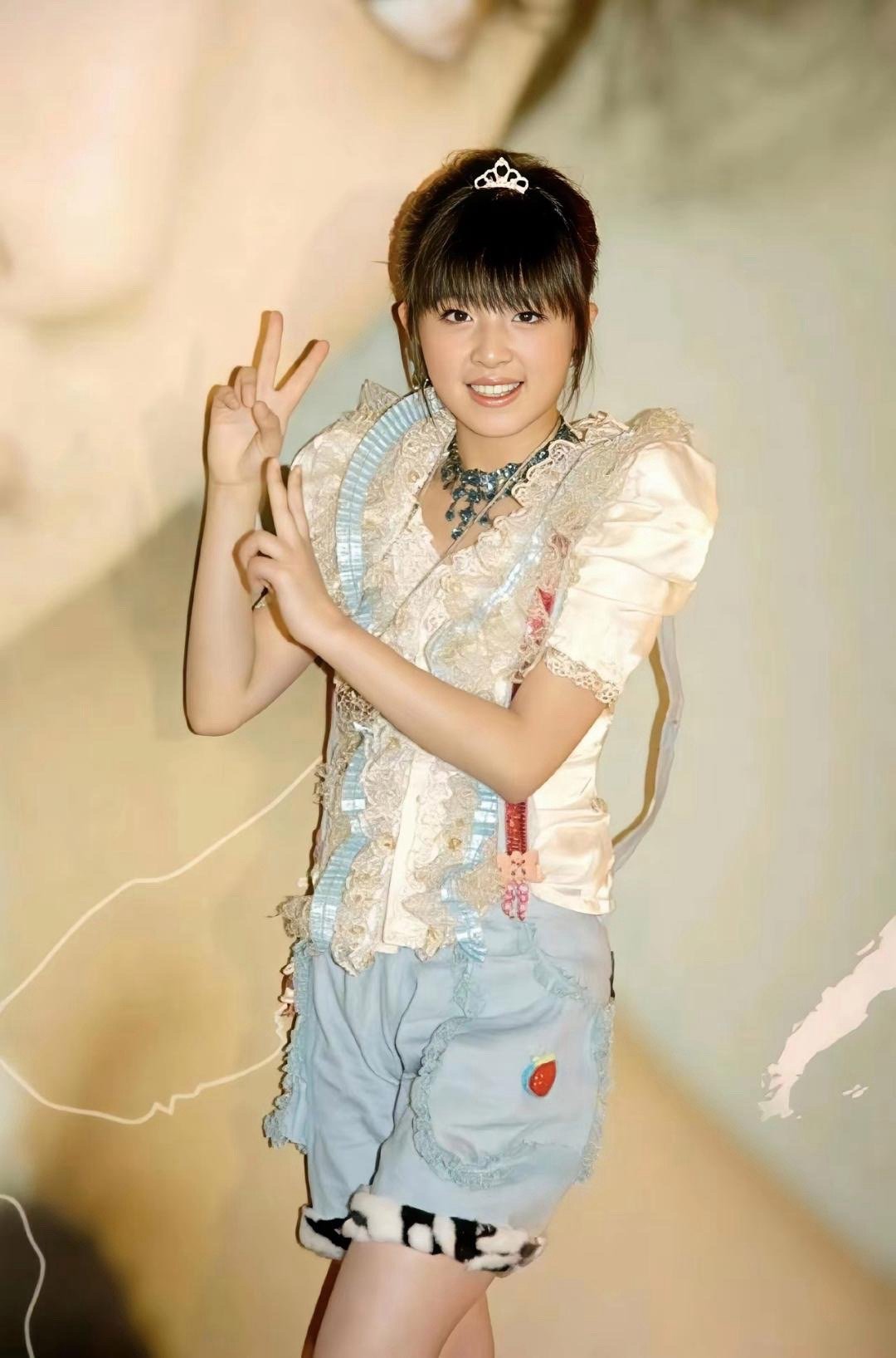 18岁的张含韵满是稚嫩感，满脸胶原蛋白藏不住，妥妥的青春无敌，鲜活又耀眼～